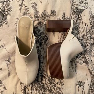 UO NWOT ellie platform mule clog